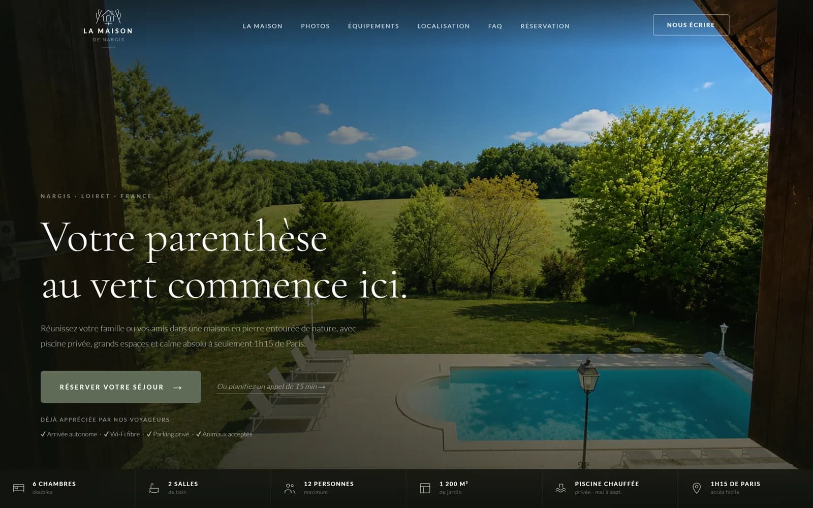 Page d'accueil du site de location, vue sur le jardin et la piscine